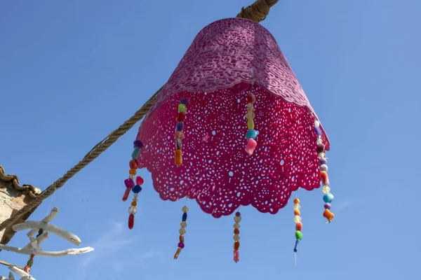 Lâmpada cesta rosa anexada à corda. Há contas nas extremidades. . — Fotografia de Stock