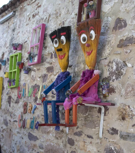 Molduras coloridas penduradas na parede. Vasos colocados no quadro. Têm miçangas malignas. Foi tirada na ilha de Cunda em Ayvalik. Figuras humanas feitas de vassoura . — Fotografia de Stock