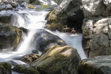 Kayalıklar arasında akan temiz su