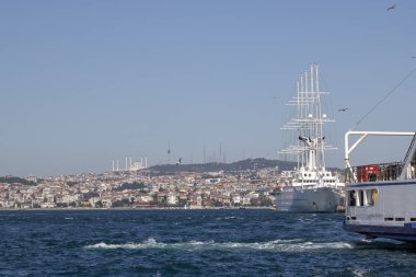 Büyük turist gemisi sahil limanına demirledi.