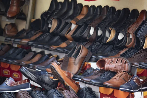 Close-up na mão de sapatos clássicos na loja de sapatos . — Fotografia de Stock