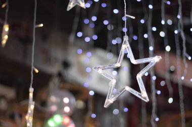 Led yıldız şeklinde süs yakın çekim. Bulanık arka plan.