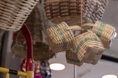 Dekoratif örme sepetler. Yukarıdan sarkan. Fotoğraf mağazanın önünde çekildi..