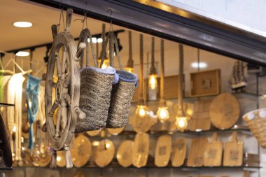 Mağaza ahşap ürünleri satan. Mağazanın önünde dümen ve sepet asmak. Çekildi.