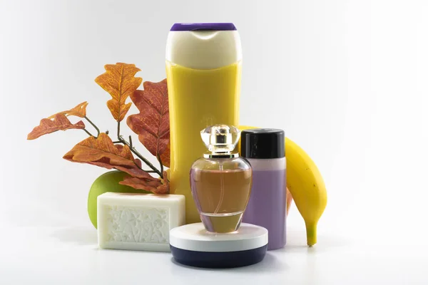 Beyaz arka planda alınan kişisel temizlik ürünleri.