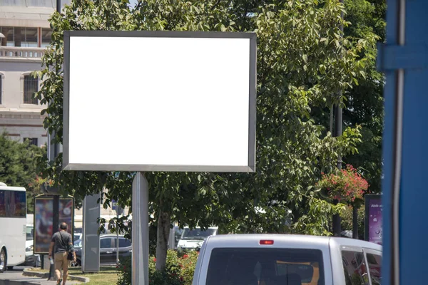 Neben dem Bürgersteig im Park steht ein Werbeschild. — Stockfoto