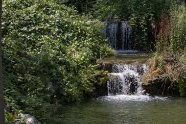 Parkta yapay şelale oluşturuldu.