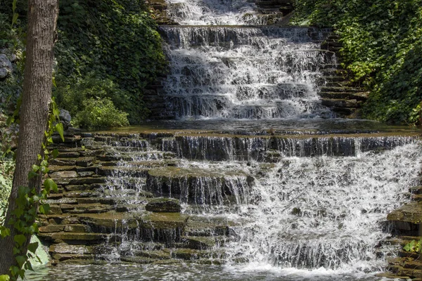 В парке создан искусственный водопад . — стоковое фото
