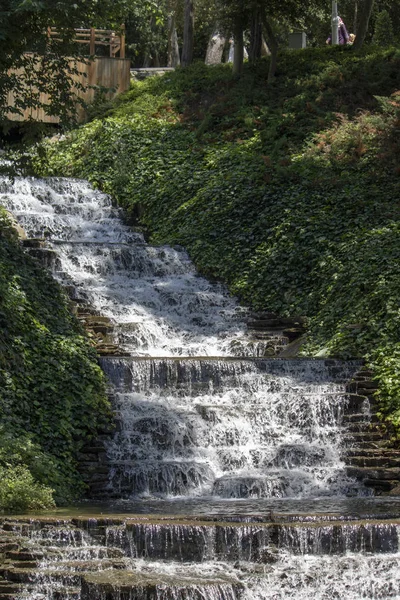 Cachoeira artificial criada no parque . — Fotografia de Stock