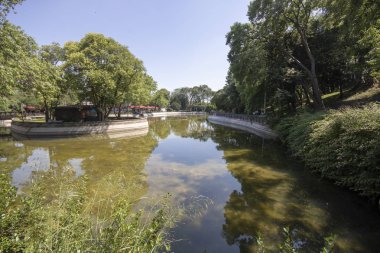 İstanbul Yıldız Parkı'ndaki küçük gölet. Etrafta çardaklar ve kafeler var..