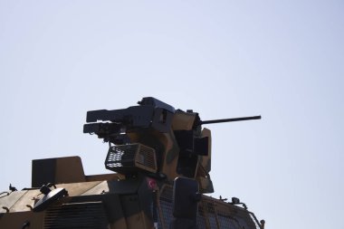İstanbul, Türkiye - 18 Eylül-2019: Türk kara kuvvetleri uzaktan kumandalı araç tas. Keskin isim verilir. Arka planda parlak gökyüzü.