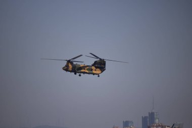 İstanbul, Türkiye - 18 Eylül-2019: Festivalde Chinook helikopteri gösteri uçuşu.