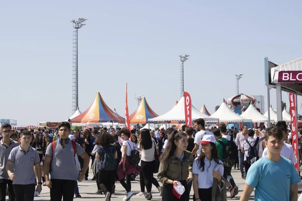 Istambul, Turquia - Setembro-18,2019: Pessoas que vão para a área do festival Teknofest. Em segundo plano. Tendas de apresentação . — Fotografia de Stock