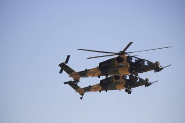 İstanbul, Türkiye - 18 Eylül-2019: İki T129 saldırı helikopterinin gösteri uçuşu. Tekno fest 2019 festivalinde çekildi.