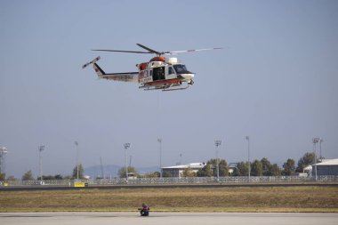 İstanbul, Türkiye - 18 Eylül-2019: Sikorsky helikopter gösteri uçuşu. Tekno fest 2019 festivalinde çekildi.