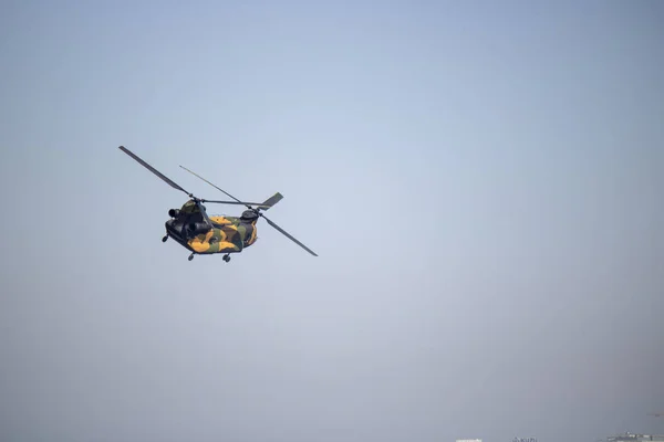 Chinook lotu demonstracyjnego śmigłowca. Nakręcony na festiwalu Tekno Fest 2019. — Zdjęcie stockowe