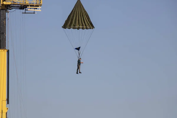 Istambul, Turquia - setembro-18,2019: Ele está treinando pessoas com um paraquedas preso a um guindaste . — Fotografia de Stock