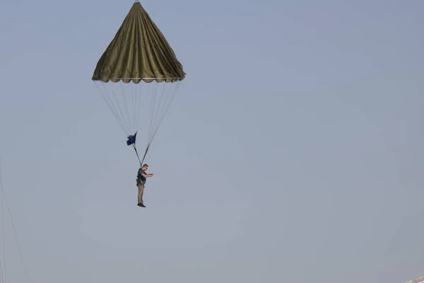 Istambul, Turquia - setembro-18,2019: Ele está treinando pessoas com um paraquedas preso a um guindaste . — Fotografia de Stock