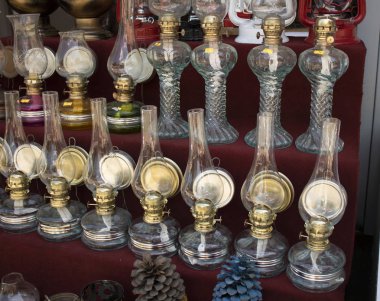 Tezgahta gaz lambası birçok türde. Kırmızı renkte döşeme.