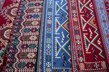 Farklı renk ve desenlerde İran halıyakın çekim. Geometrik desenler üzerinde.