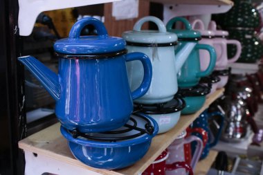 Emaye çaydanlık alacalı yakın çekim. Mağaza önünde fotoğraflandı.