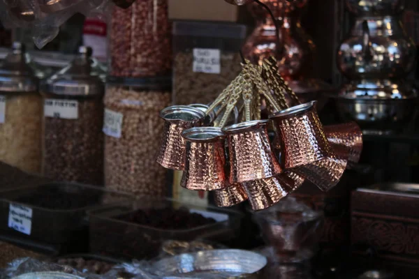 Primer plano del cezve tradicional (cafetera) para el café turco . — Foto de Stock