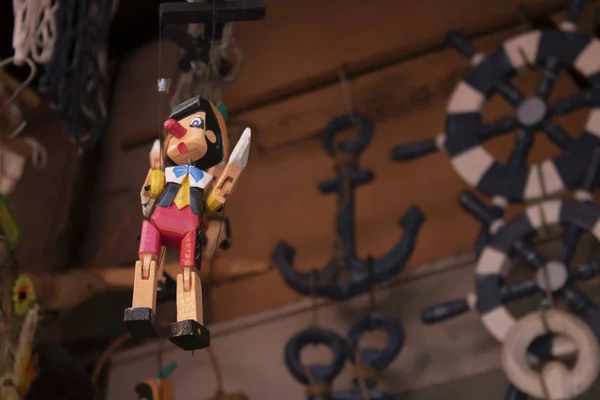 木偶皮诺奇由木材制成。商店销售木制手工制品。在他面前拍摄. — 图库照片