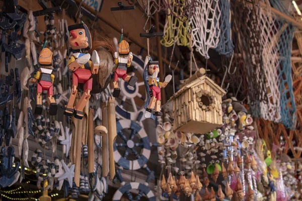 Pinokio lalkowy wykonany z drewna. Sklep sprzedaży drewnianych produktów ręcznie robione. nakręcony przed nim. — Zdjęcie stockowe