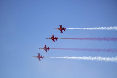 İstanbul, Türkiye - 22.Eylül 2019: Türk yıldız F5 akrobasi gösterisi takımını gösterdi.