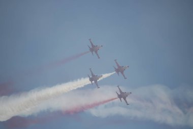İstanbul, Türkiye - 22.Eylül 2019: Türk yıldız F5 akrobasi gösterisi takımını gösterdi.