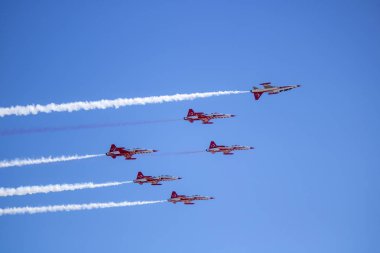 İstanbul, Türkiye - 22.Eylül 2019: Türk yıldız F5 akrobasi gösterisi takımını gösterdi.