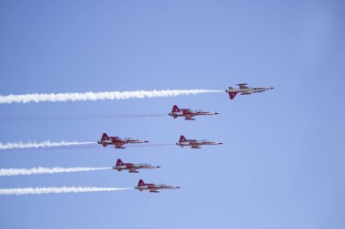 İstanbul, Türkiye - 22.Eylül 2019: Türk yıldız F5 akrobasi gösterisi takımını gösterdi.
