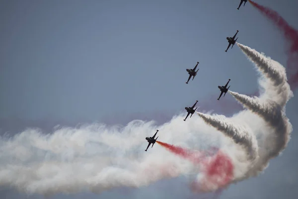 Istambul, Turquia - setembro-22,2019: A estrela turca f5 demonstrou sua equipe de acrobacias . — Fotografia de Stock