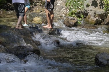 Kayalardan akan suyun yakın çekim.