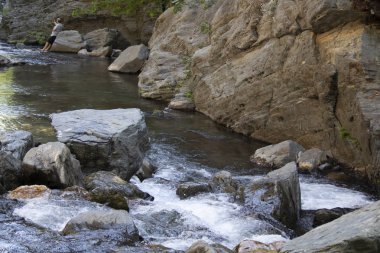 Kayalardan akan suyun yakın çekim.