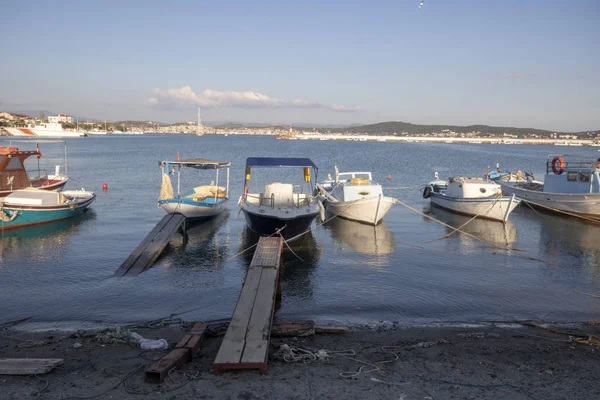 Petits bateaux de pêche et yacht ancrés dans le port. Il a été filmé au coucher du soleil. . — Photo