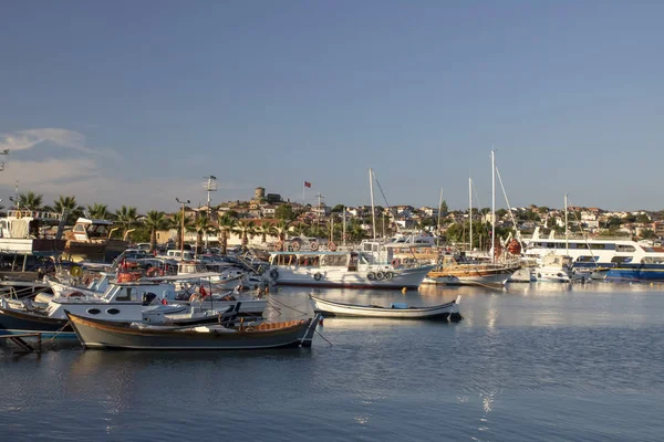 Petits bateaux de pêche et yacht ancrés dans le port. Il a été filmé au coucher du soleil. . — Photo