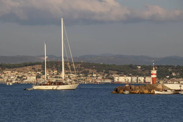 Petits bateaux de pêche et yacht ancrés dans le port. Il a été filmé au coucher du soleil. . — Photo