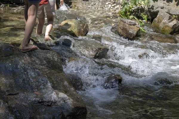 Nahaufnahme von Wasser, das durch Felsen fließt. — Stockfoto