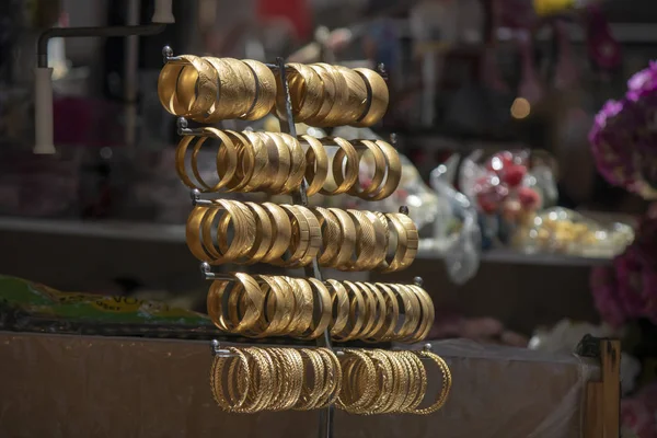 Taklit bilezikler yakın çekim. Bulanık Arka Plan