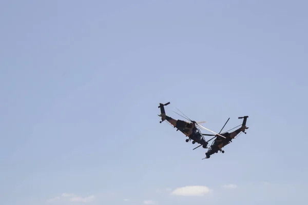 Авиашоу боевых вертолетов Т-129 . — стоковое фото