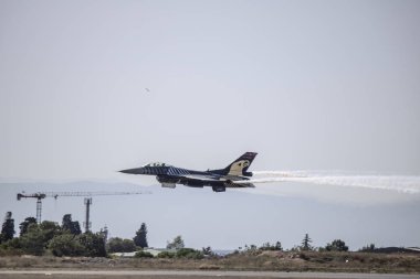 İstanbul, Türkiye - 22 Eylül-2019: Türk Hava Kuvvetleri'ne ait akrobasi uçağı gösteri uçuşu için havalandı.