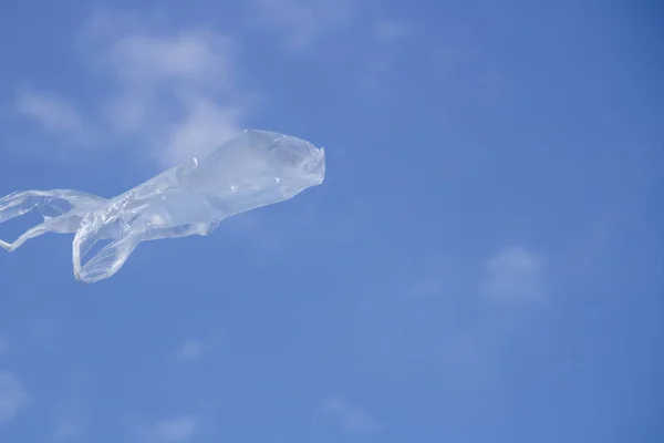 Hava uçan plastik torba ve mavi gökyüzü.