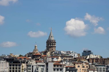 Galata kulesine yakın çekim. Uçan martılar ve mavi gökyüzü.