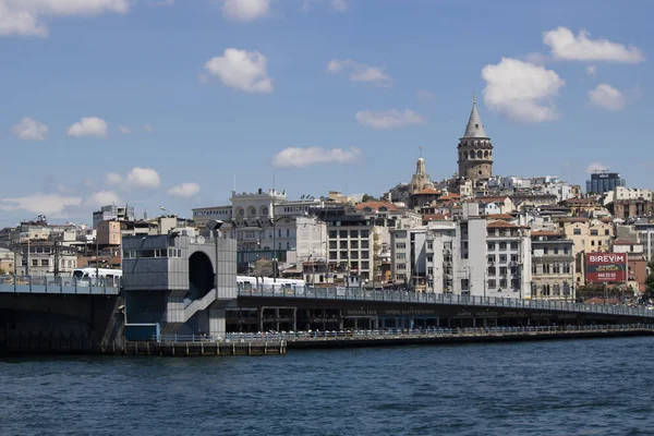 Galata kulesine yakın çekim. Uçan martılar ve mavi gökyüzü.