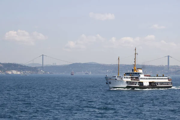 Vue du ferry d'Istanbul et du pont du Bosphore en arrière-plan . — Photo