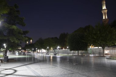 İstanbul, Türkiye - Ekim-Haziran 2019: Obelisk, Sultan Ahmet Meydanı. Turistler bakınıyor.