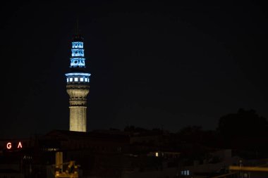 Beyazit 'in tarihi yangın kulesinin yakın çekimi. Mavi ışık.