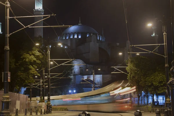 Mesquita Hagia Sophia com cena noturna e luzes de rua. Tiro a partir da borda da piscina . — Fotografia de Stock
