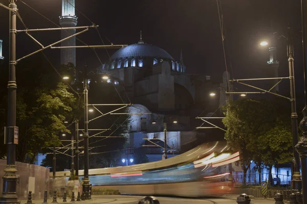 Mesquita Hagia Sophia com cena noturna e luzes de rua. Tiroteio — Fotografia de Stock